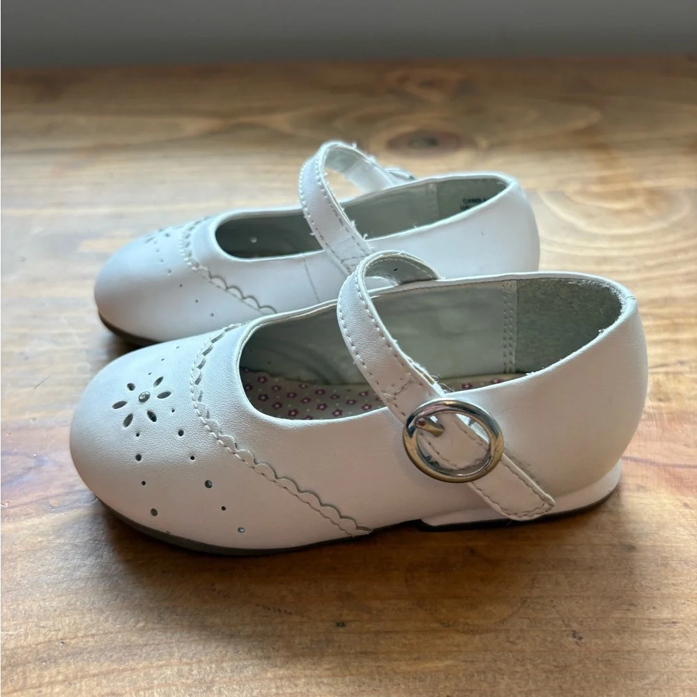 Stride Rite 5.5 White Mary Jane Shoes with Buckle - Picture 6 of 7